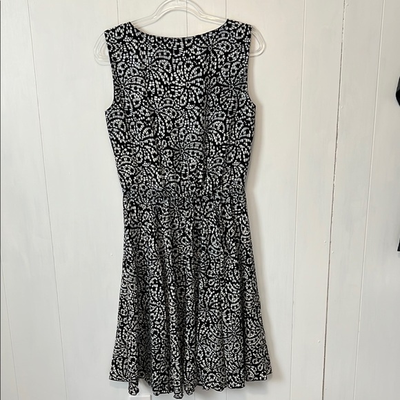 Elegant Black and White Sleeveless Dress - Picture 3 of 6